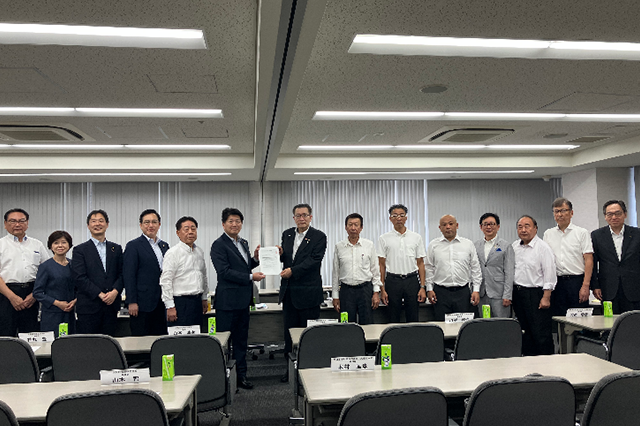 石川代表に要望書を手渡す山本会長
